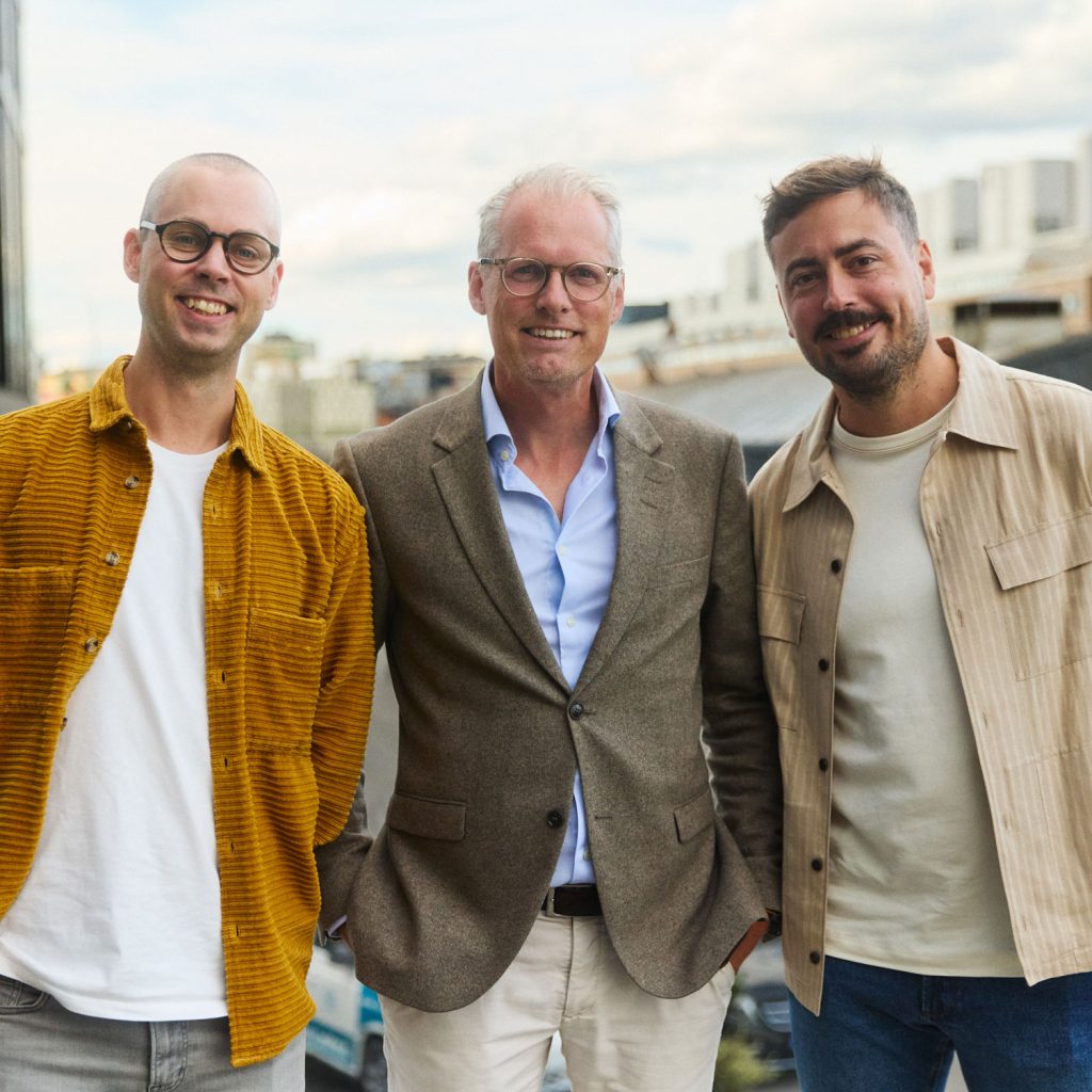 Anton Klintenberg, Erik Syrén och Jens Björk firar att Monterro är ny huvudägare i Planima