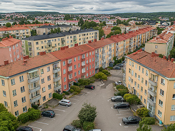 Ett svenskt bostadsområde med lägenhetshus