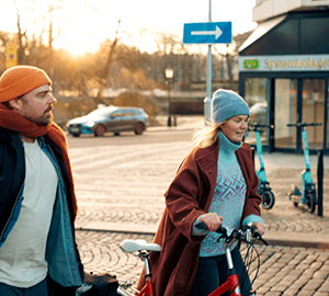 Två personer - en man och en kvinna - vandrar över ett torg.
